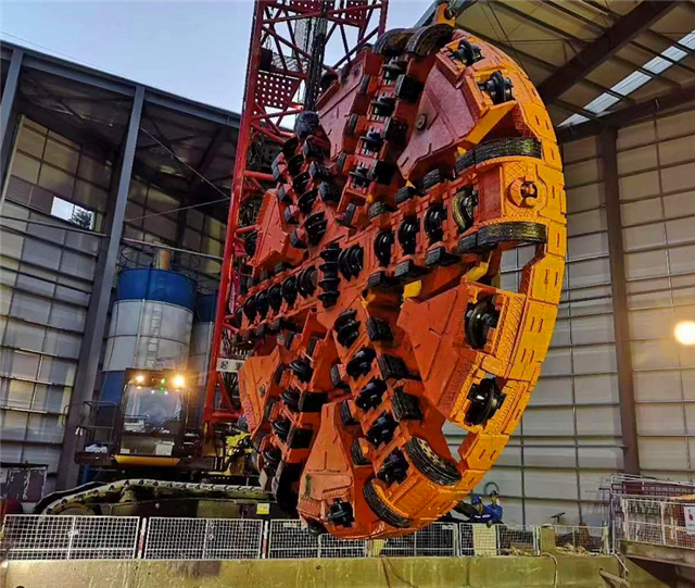 盾构机施工现场安装刀盘